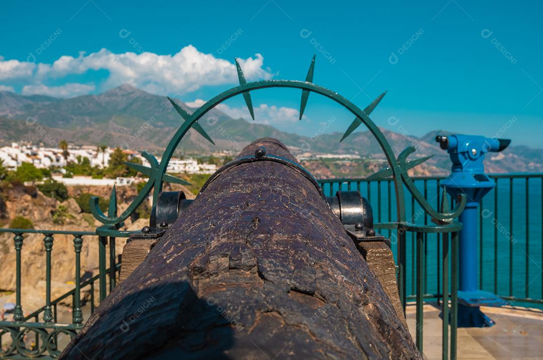 Vista do antigo canhão de guerra espanhol de frente para a praia de Nerja.