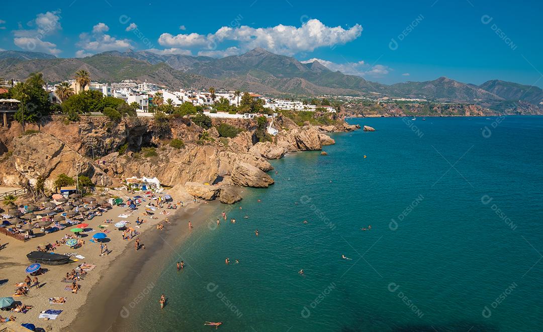 Vista aérea da bela praia de Nerja, na Espanha.
