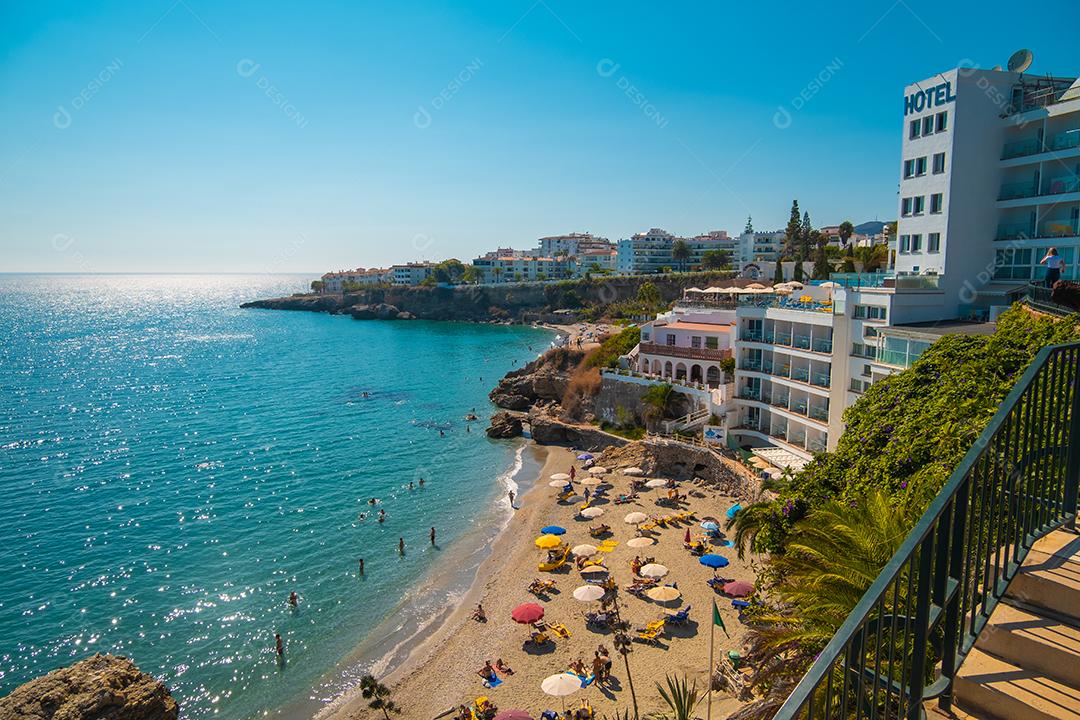 Vista aérea da bela praia de Nerja, na Espanha.