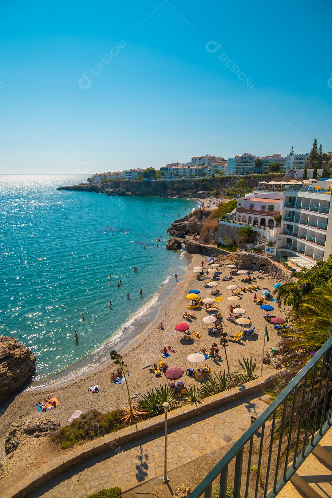 Vista aérea da bela praia de Nerja, na Espanha.