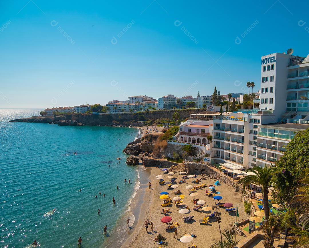 Vista aérea da bela praia de Nerja, na Espanha.