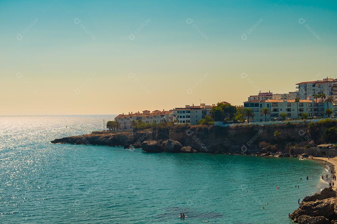 Vista aérea da bela praia de Nerja na Espanha