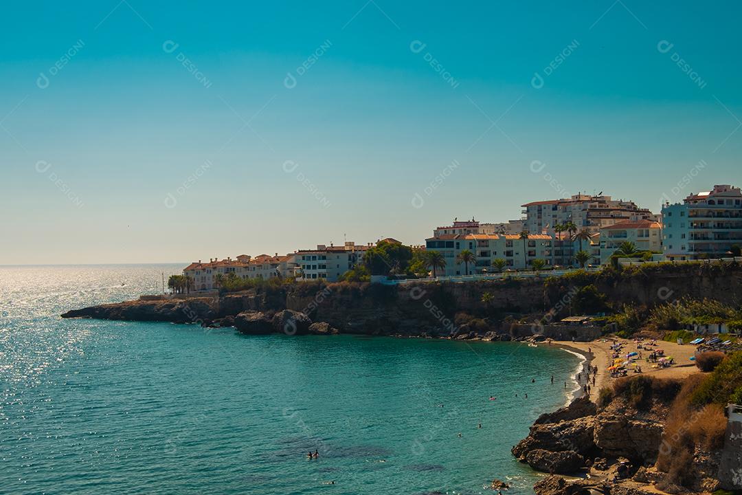 Vista aérea da bela praia de Nerja, na Espanha.c