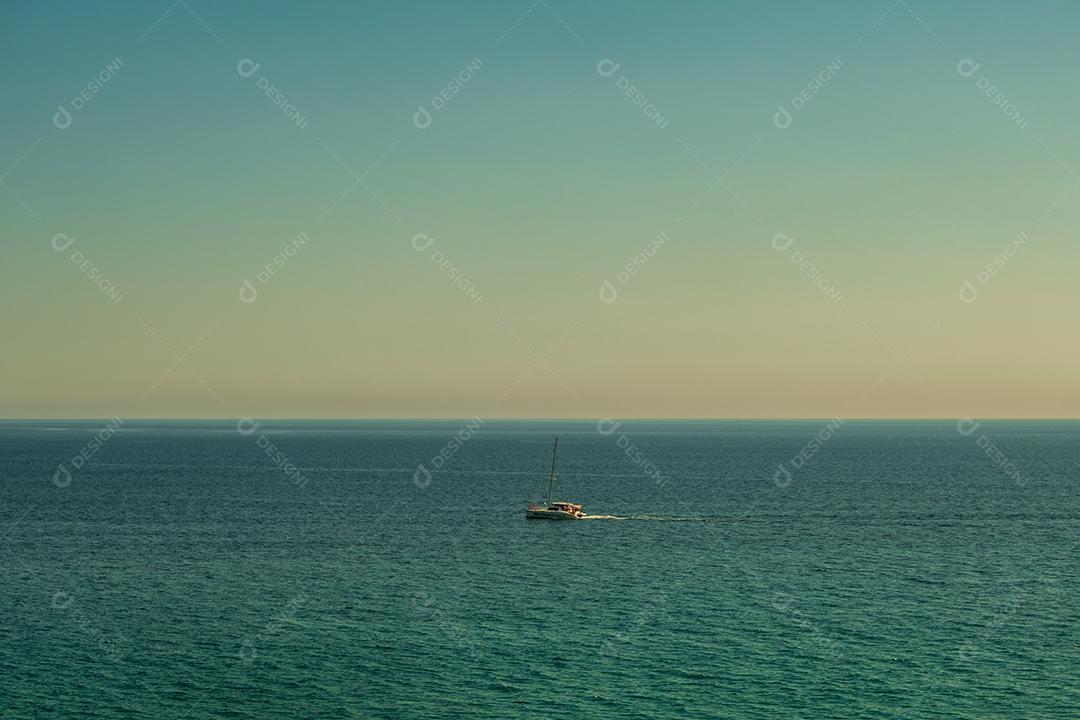Bela vista de um veleiro da praia de Nerja no mar Mediterrâneo