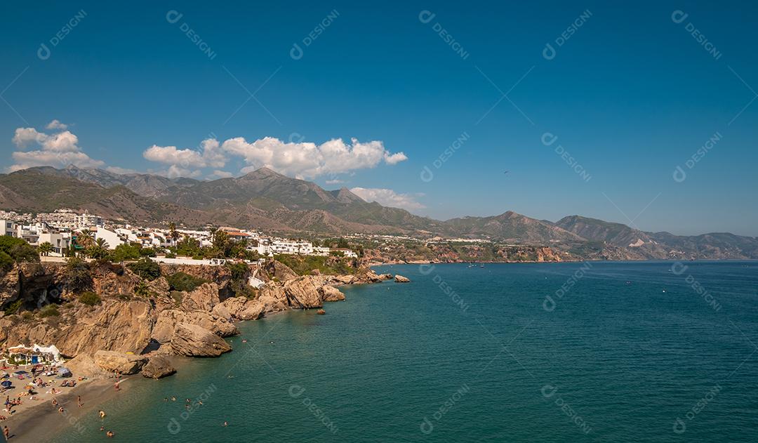 Vista aérea da bela praia de Nerja na Espanha