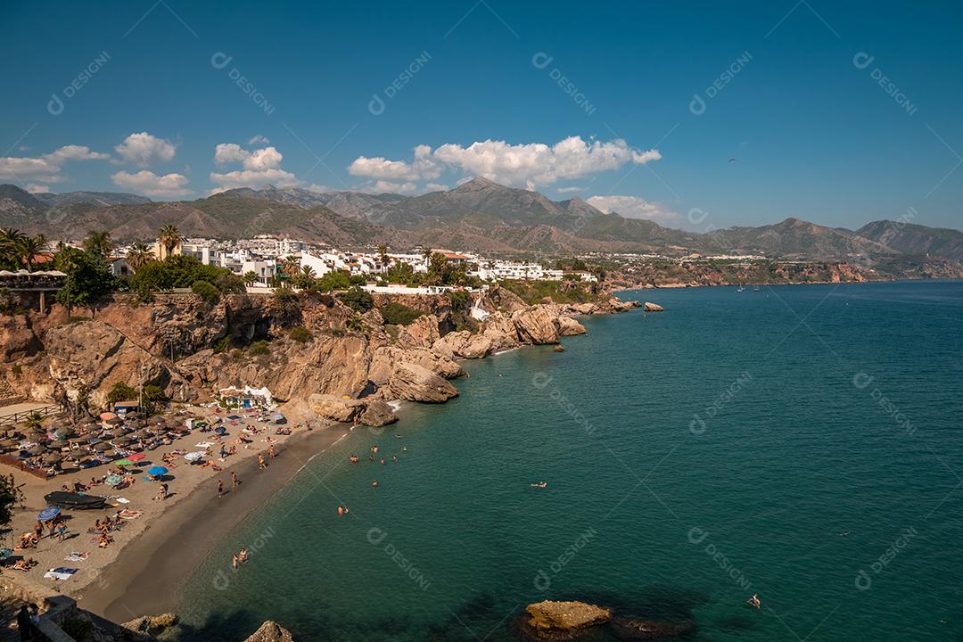 Vista aérea da bela praia de Nerja, na Espanha.