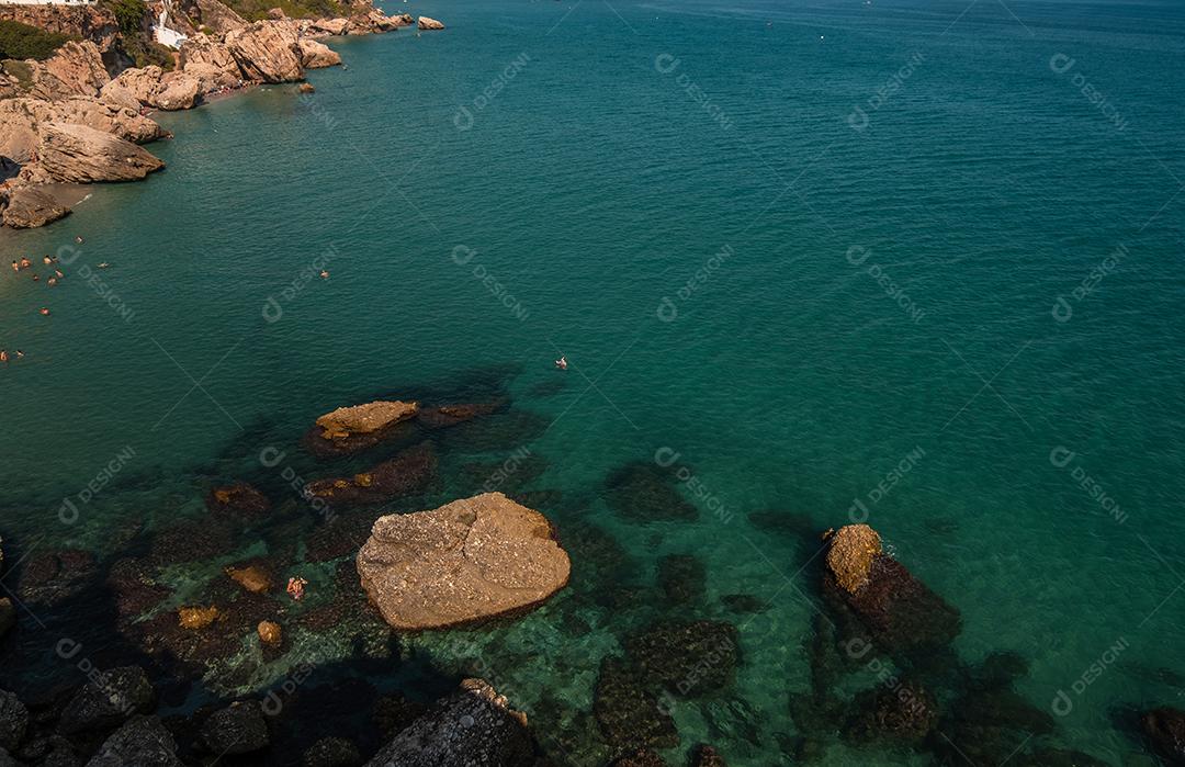 Vista aérea da bela praia de Nerja na Espanha