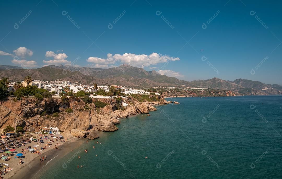 Vista aérea da bela praia de Nerja, na Espanha.
