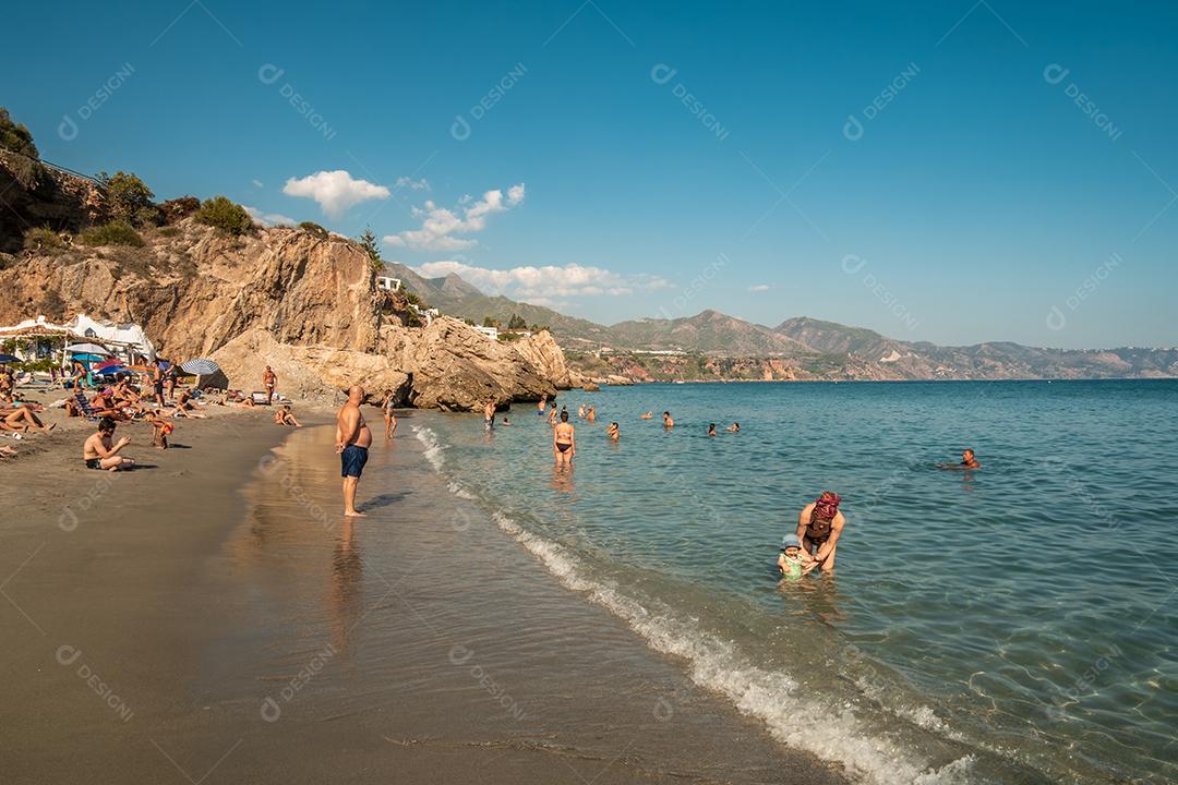 NERJA, Espanha - 18 de setembro de 2021: Vista da bela praia de Nerja, na Espanha, no verão.