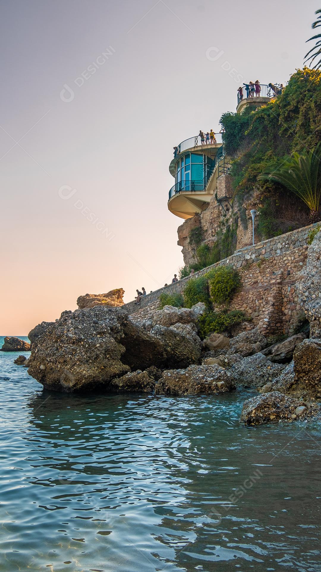 Bela vista da praia de Nerja com a varanda da Europa (Balcón de Europa) acima.
