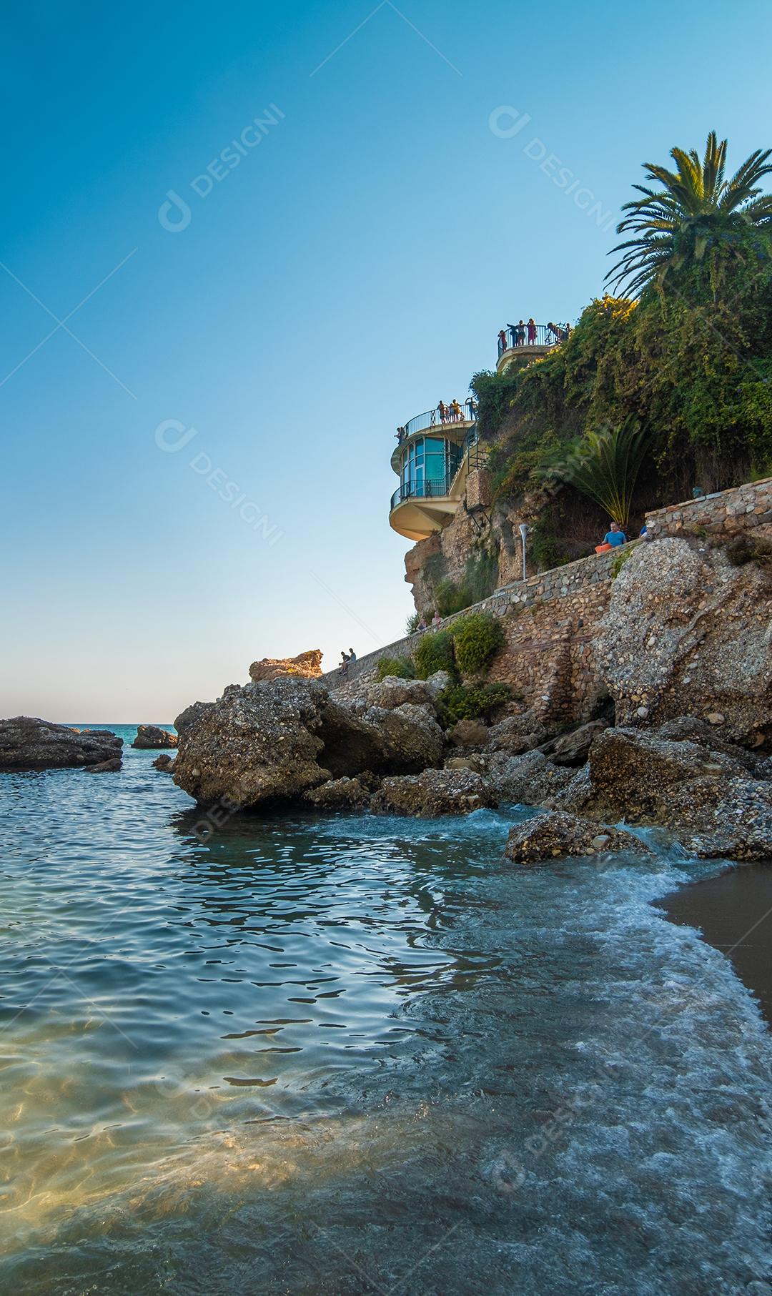 Bela vista da praia de Nerja com a varanda da Europa (Balcón de Europa) acima.
