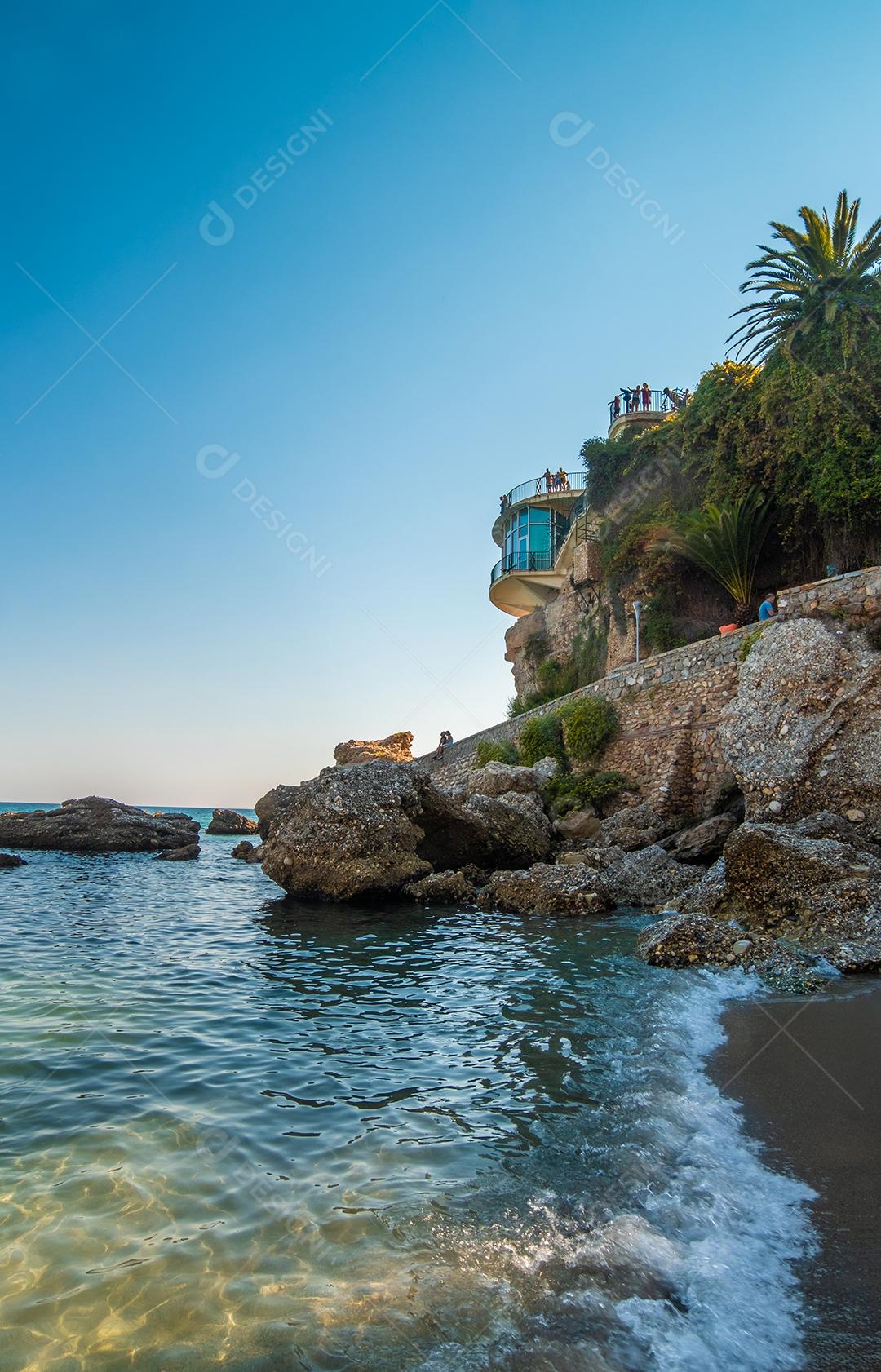 Bela vista da praia de Nerja com a varanda da Europa (Balcón de Europa) acima.
