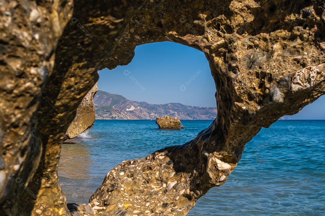 Bela vista do mar Mediterrâneo através de formações rochosas na praia de Nerja.