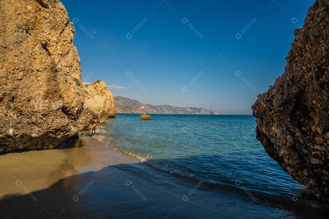 Bela vista do mar Mediterrâneo através de formações rochosas na praia de Nerja.