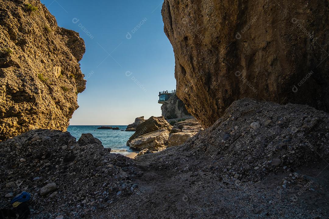 Bela vista do mar Mediterrâneo e formações rochosas na praia de Nerja.