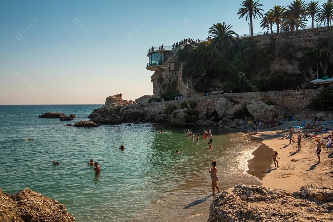 Bela vista da praia de Nerja com a varanda da Europa (Balcón de Europa) acima.