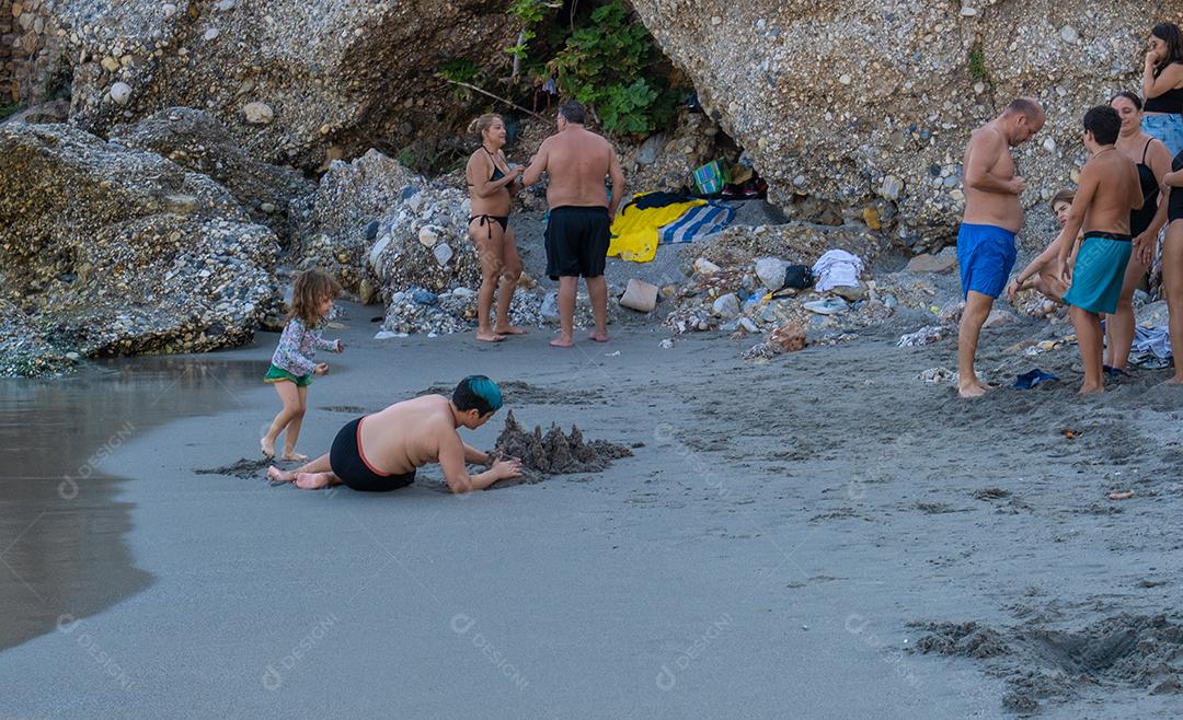NERJA, Espanha - 18 de setembro de 2021: Vista da bela praia de Nerja na Espanha no verão