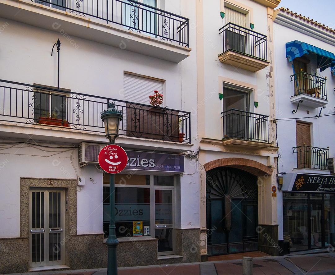 Bela vista das fachadas em Nerja ao entardecer