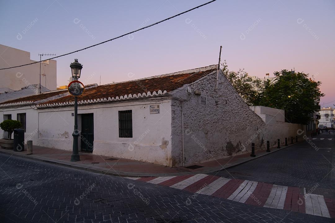 Linda casa na cidade de Nerja ao entardecer