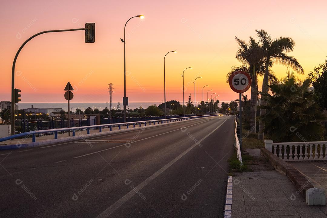 Bela avenida vista da cidade de Nerja ao entardecer