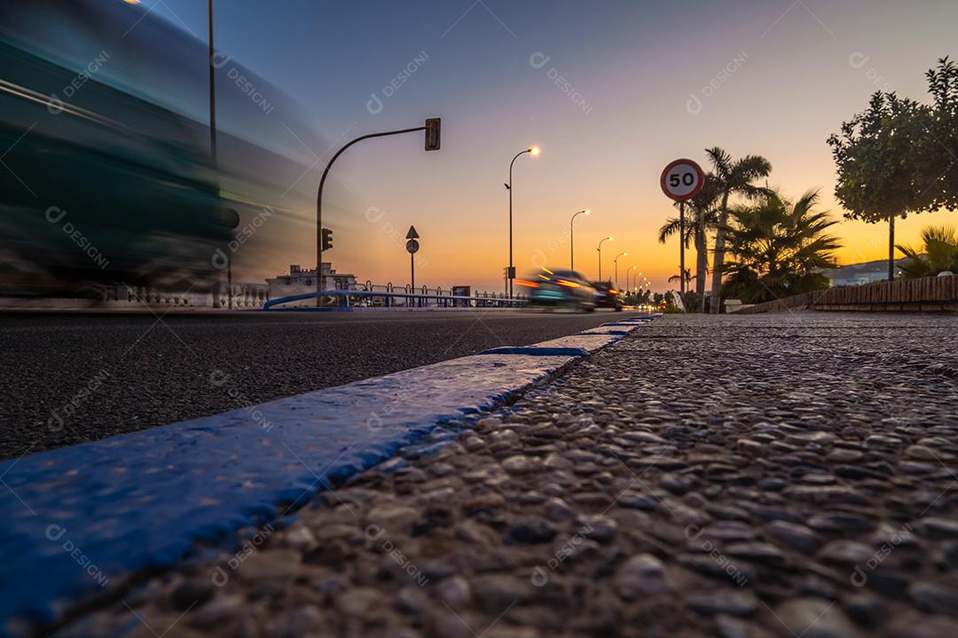 Bela avenida vista da cidade de Nerja ao entardecer