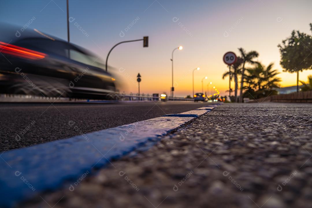 Bela avenida vista da cidade de Nerja ao entardecer
