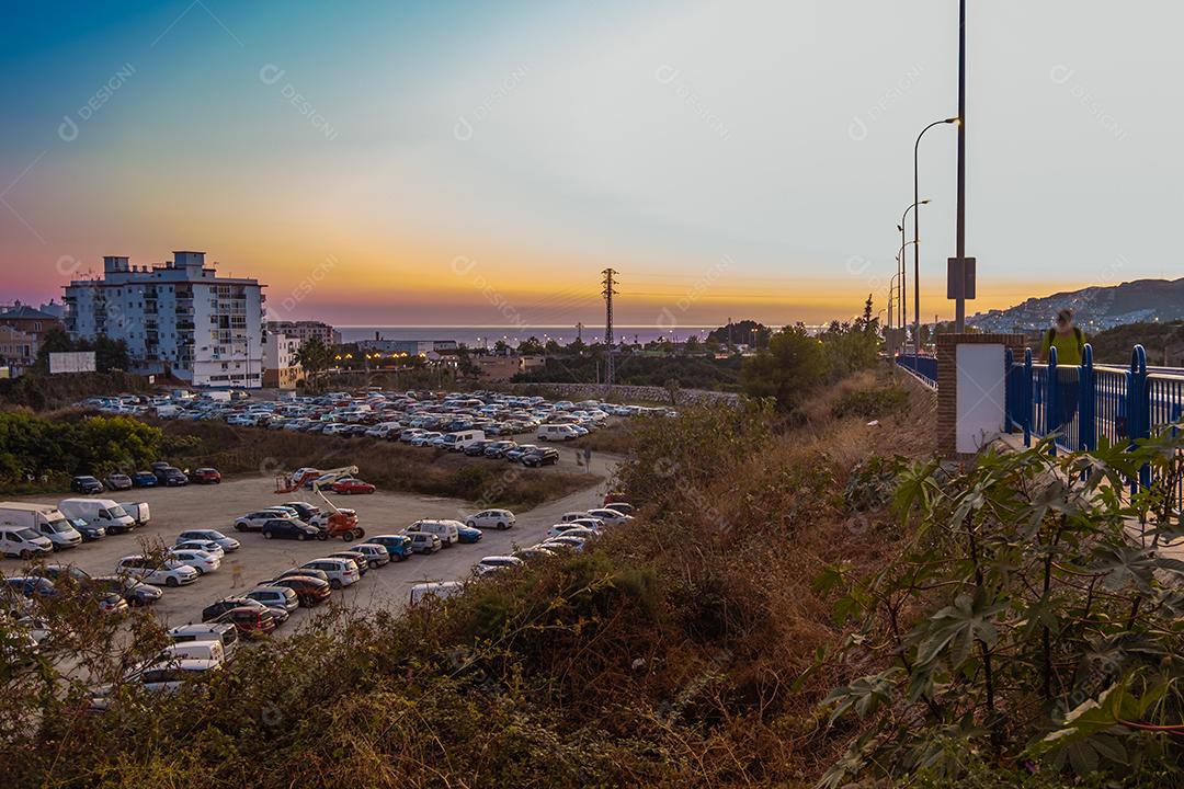 Bela avenida vista da cidade de Nerja ao entardecer