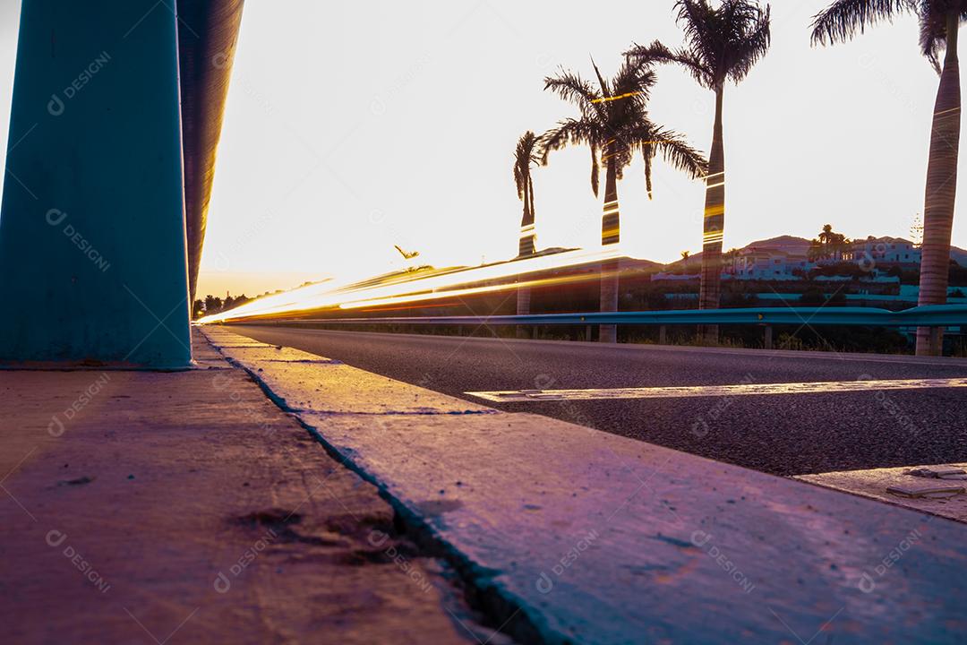 Bela avenida vista da cidade de Nerja ao entardecer