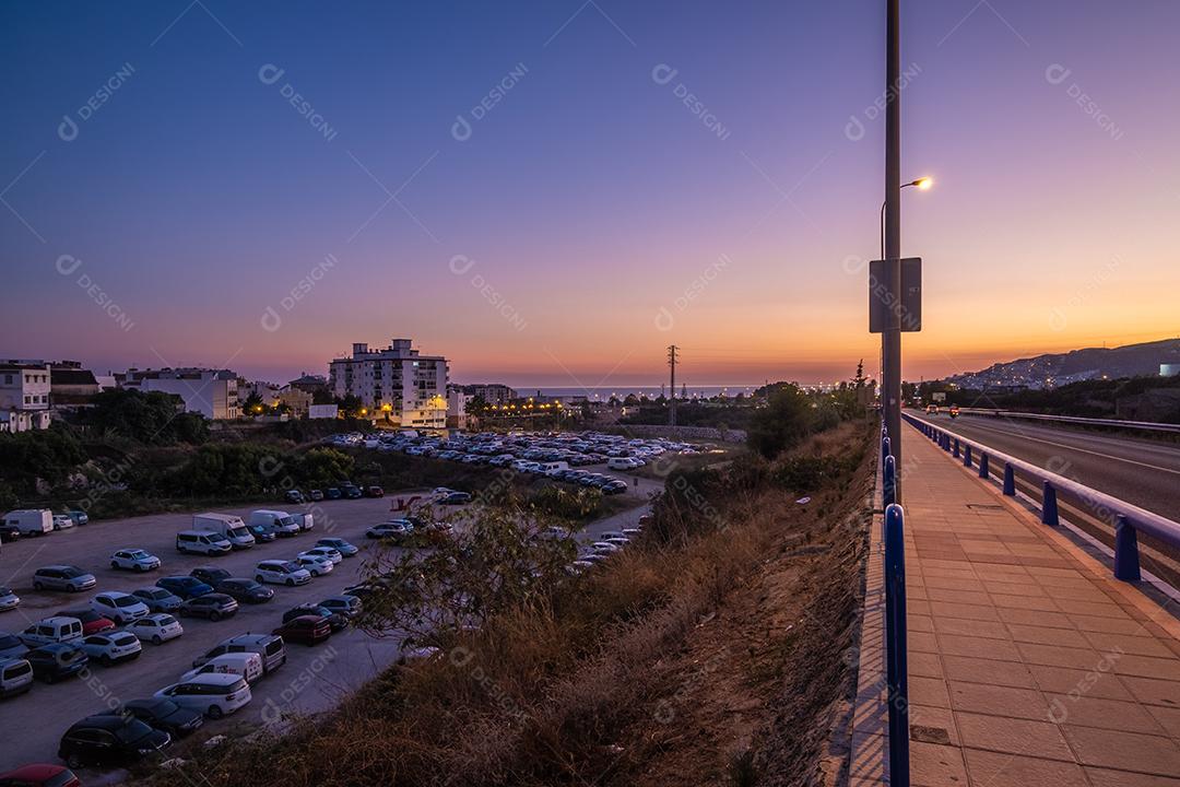 Bela avenida vista da cidade de Nerja ao entardecer