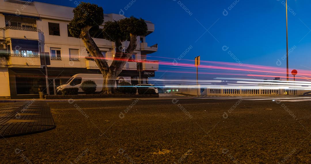 Tiro de longa exposição da paisagem urbana em Nerja, na Espanha, à noite.