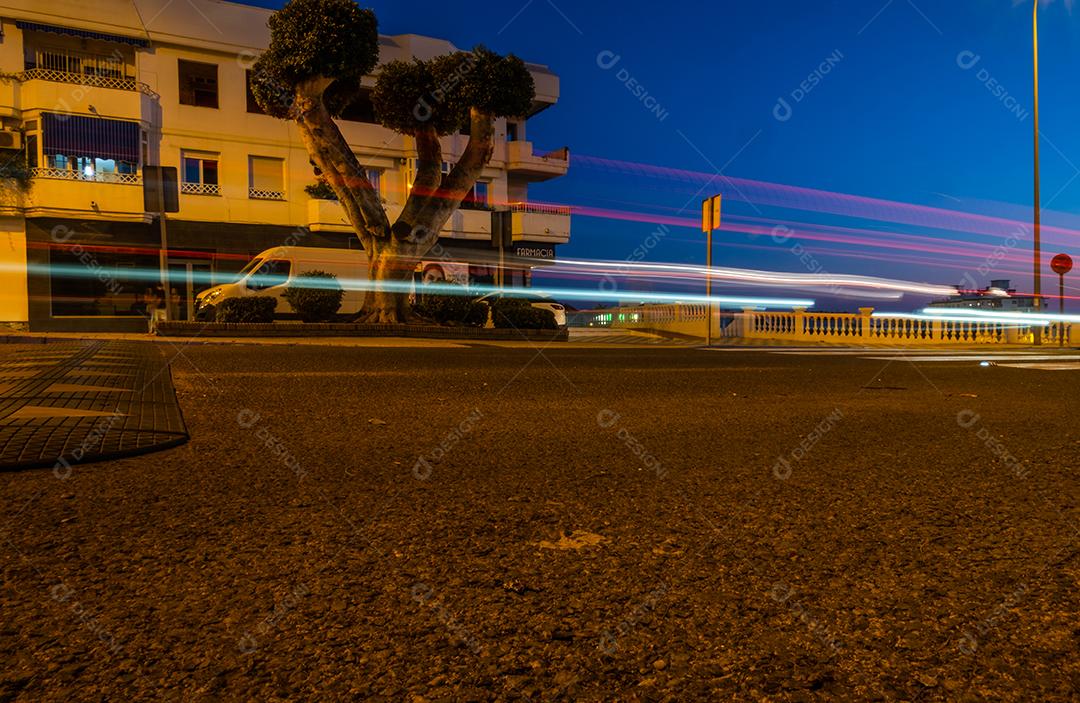 Tiro de longa exposição da paisagem urbana em Nerja, na Espanha, à noite.
