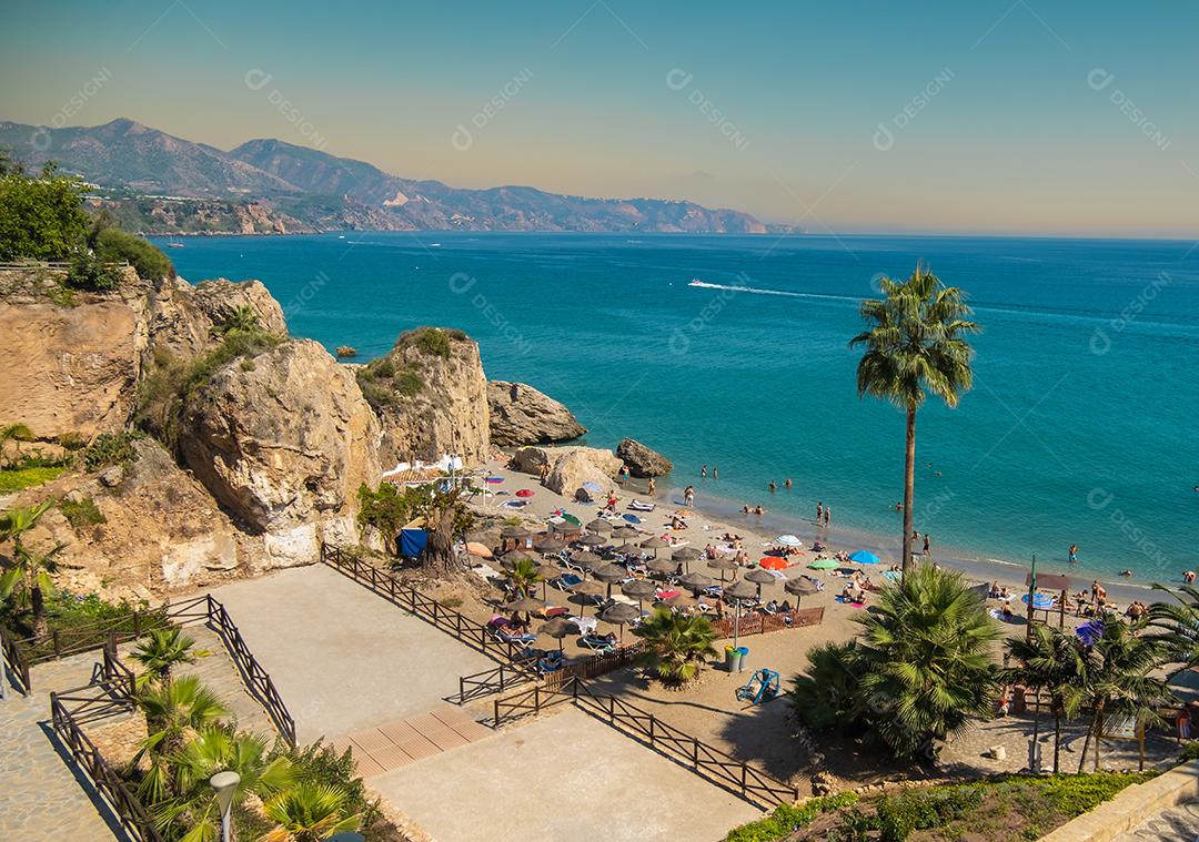 Vista aérea da bela praia de Nerja na Espanha