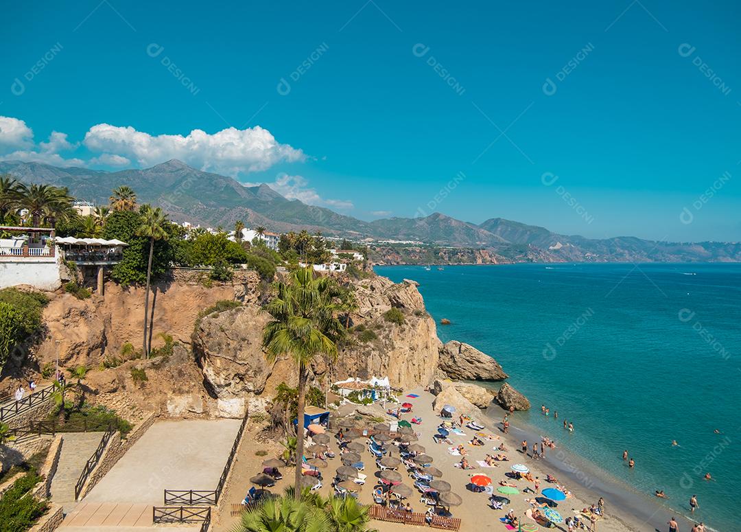 Vista aérea da bela praia de Nerja na Espanha