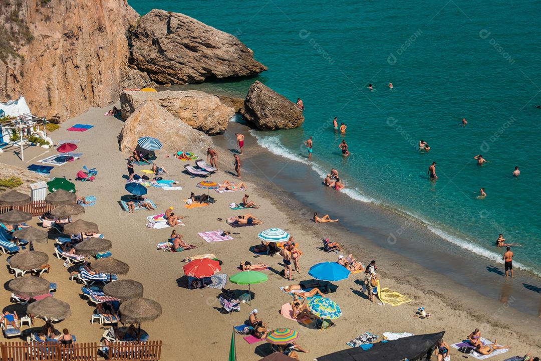 Vista aérea da bela praia de Nerja na Espanha