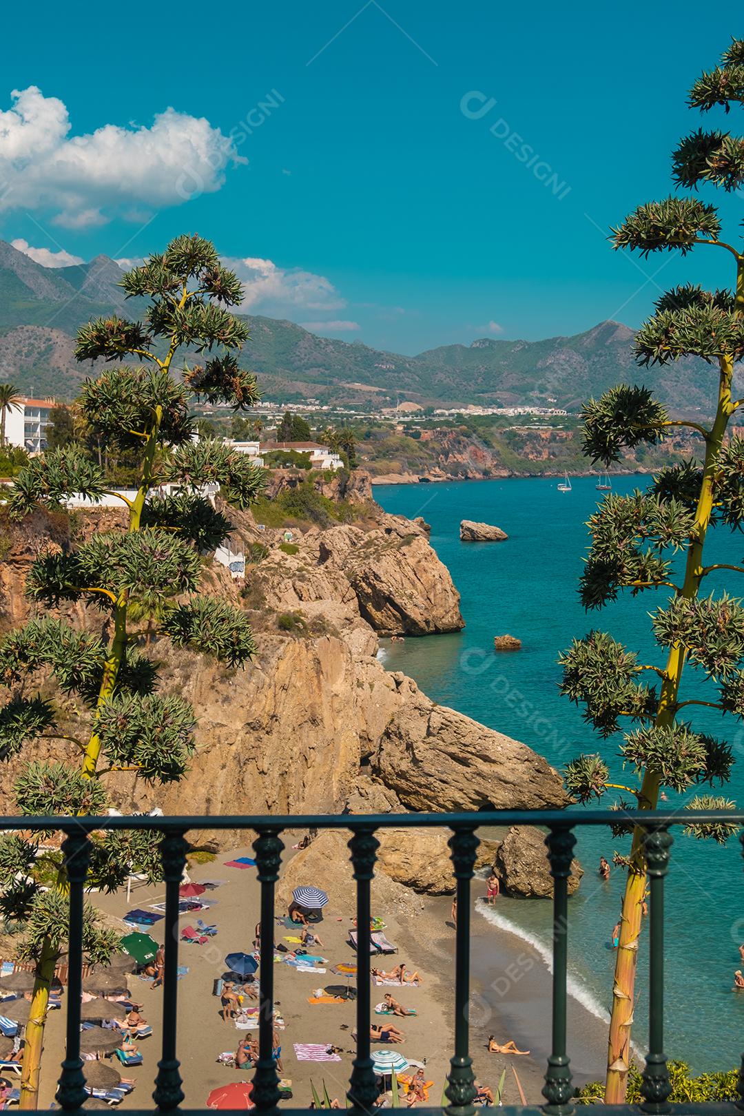 Vista aérea da bela praia de Nerja, na Espanha.