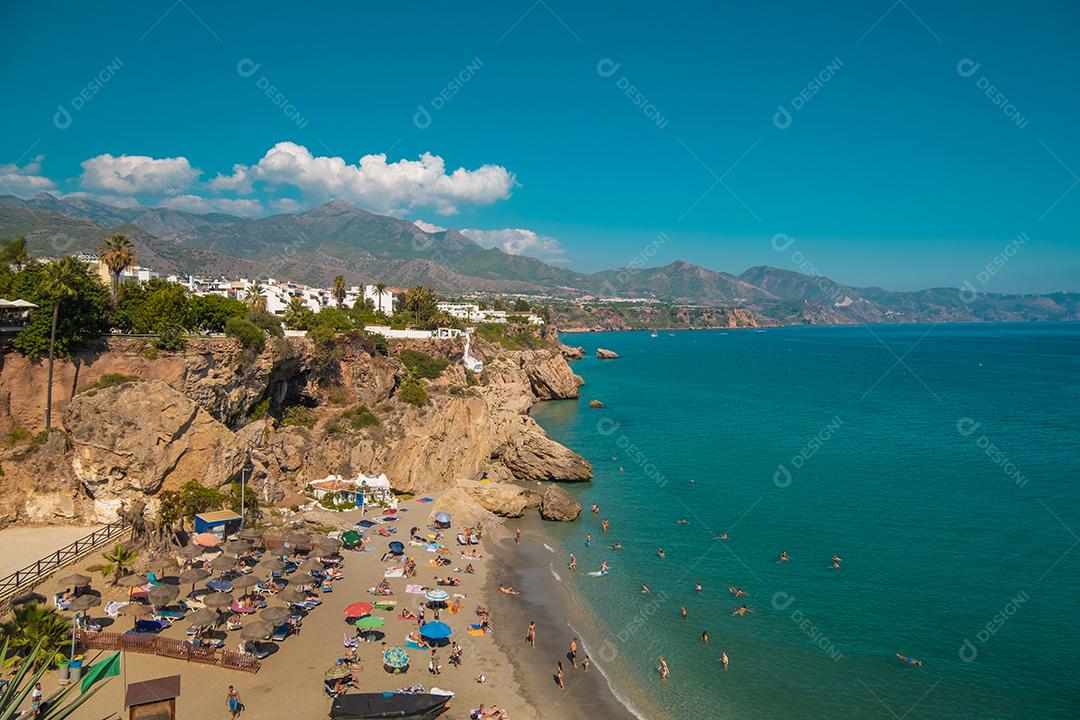 Vista aérea da bela praia de Nerja, na Espanha.