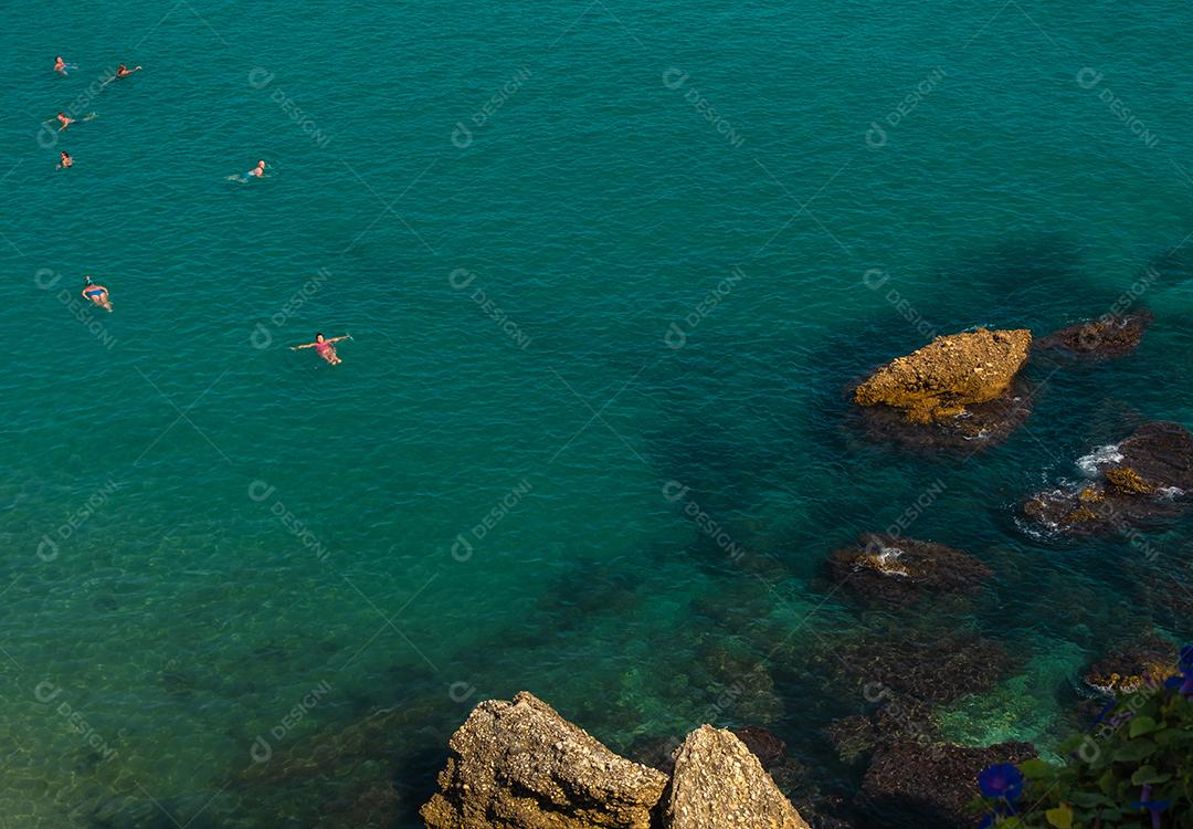 Vista aérea da bela praia de Nerja, na Espanha.
