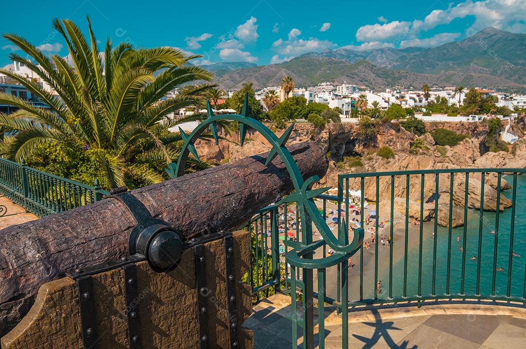 Vista do antigo canhão de guerra espanhol de frente para a praia de Nerja.