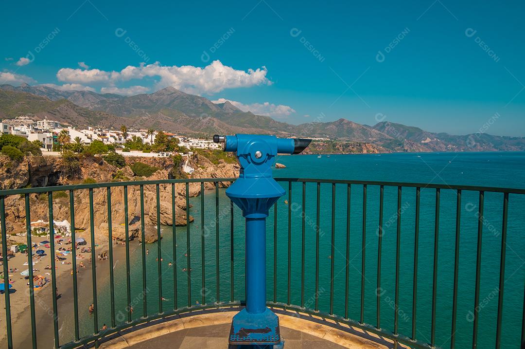 Vista de um telescópio de observação turística com a bela praia de Nerja ao fundo.