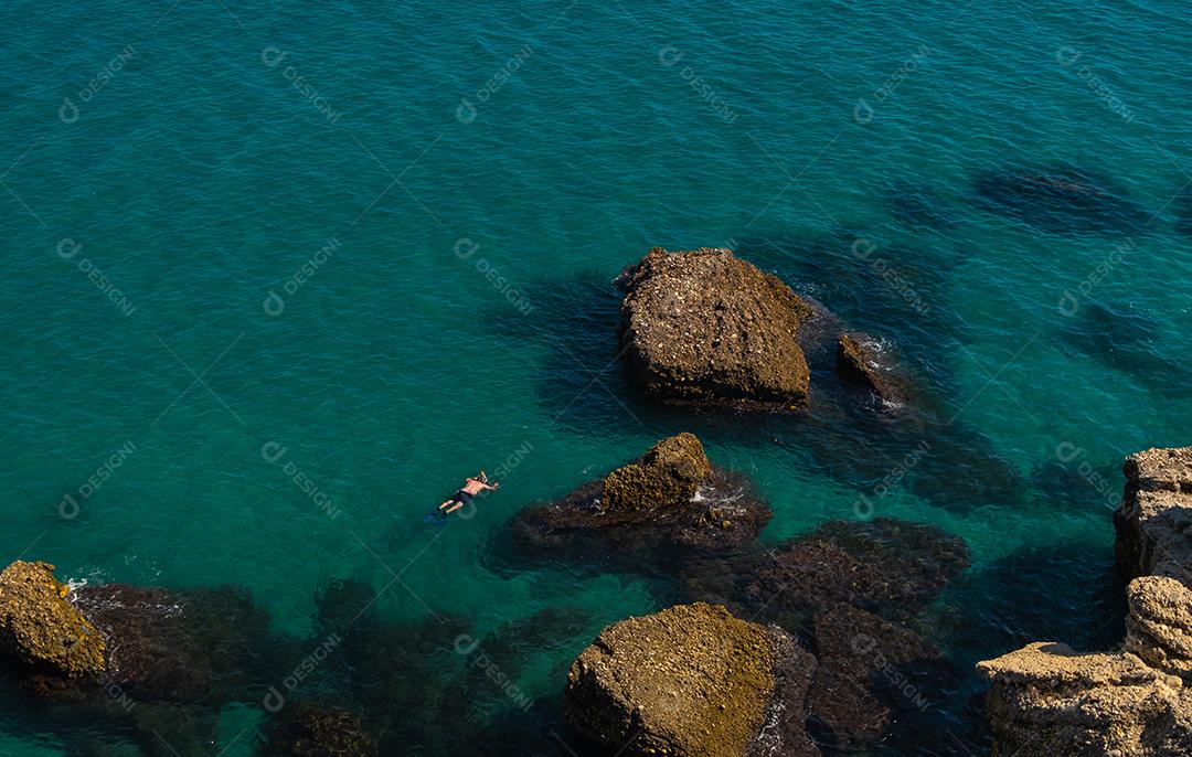 Vista aérea da bela praia de Nerja na Espanha
