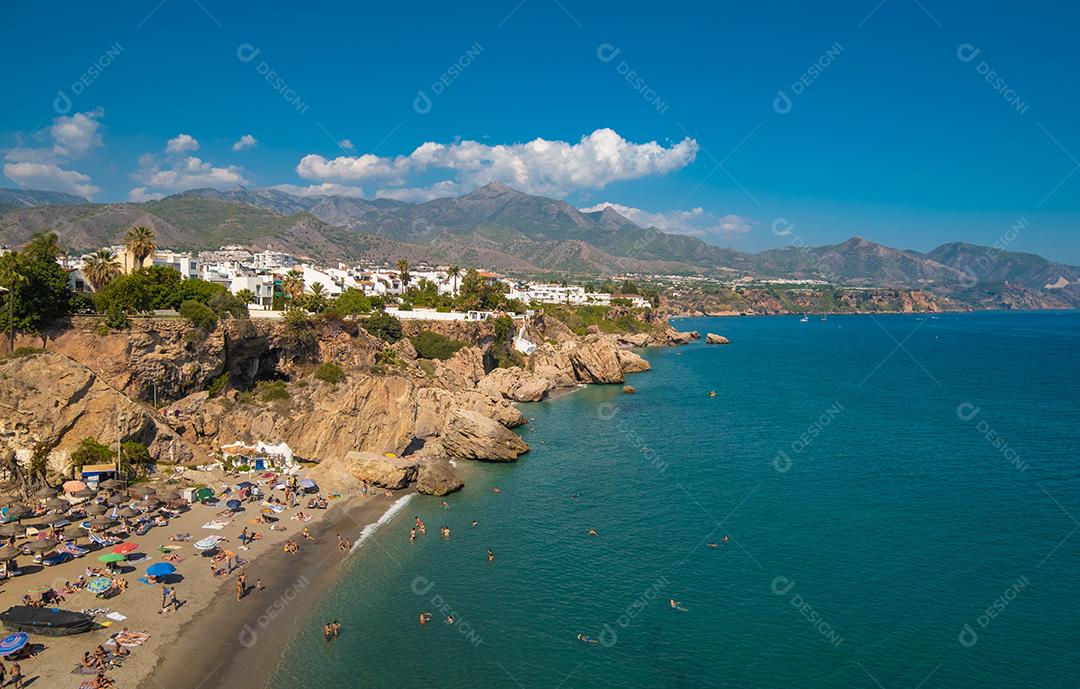 Vista aérea da bela praia de Nerja na Espanha