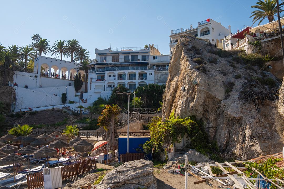 Bela vista da praia de Nerja com vista do mar para a costa