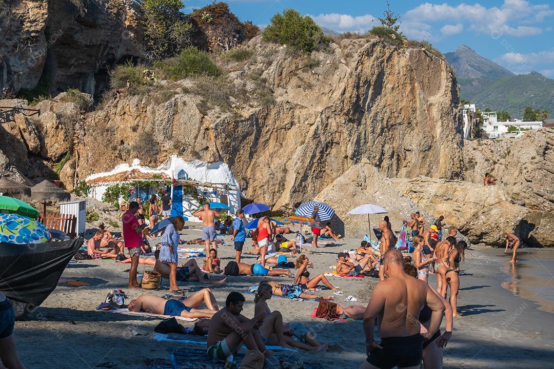 NERJA, Espanha - 18 de setembro de 2021: Vista da bela praia de Nerja na Espanha no verão