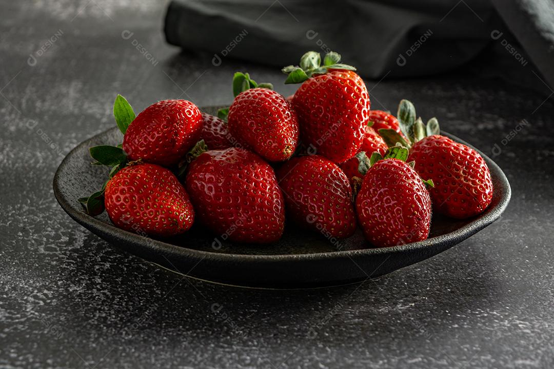 Prato de frutas comida morango alimentos saudavel