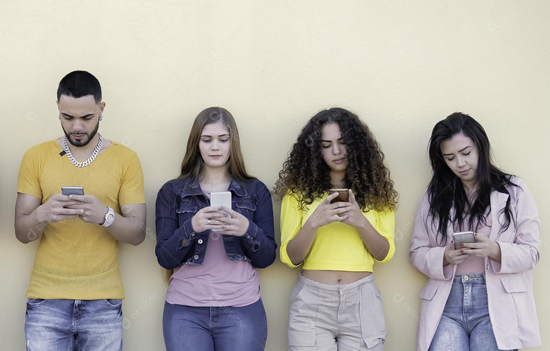 Grupo de amigos multirraciais usando smartphones para compartilhar conteúdo nas redes sociais