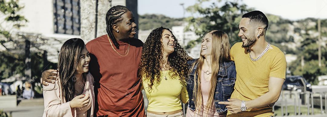 Jovens multirraciais andando alegremente na rua