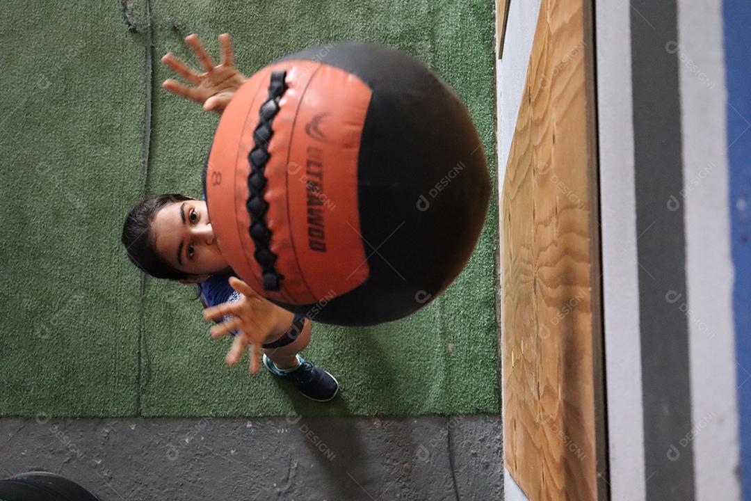 Pessoa praticando esporte jogando bola basquete