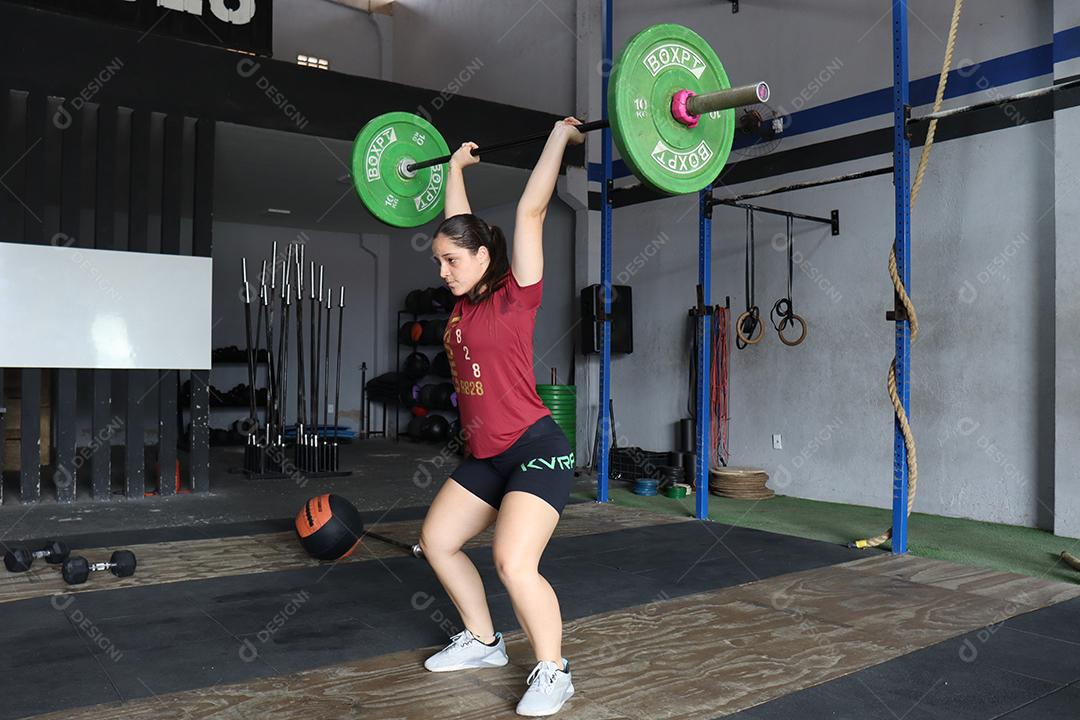 Mulher jovem praticando exercios sobre uma academia Conceito Saúde Melhor