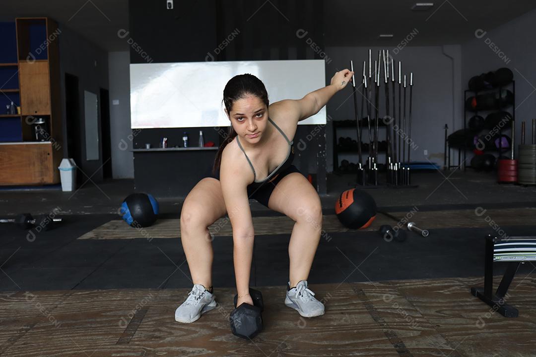 Mulher jovem praticando exercios sobre uma academia Conceito Saúde Melhor