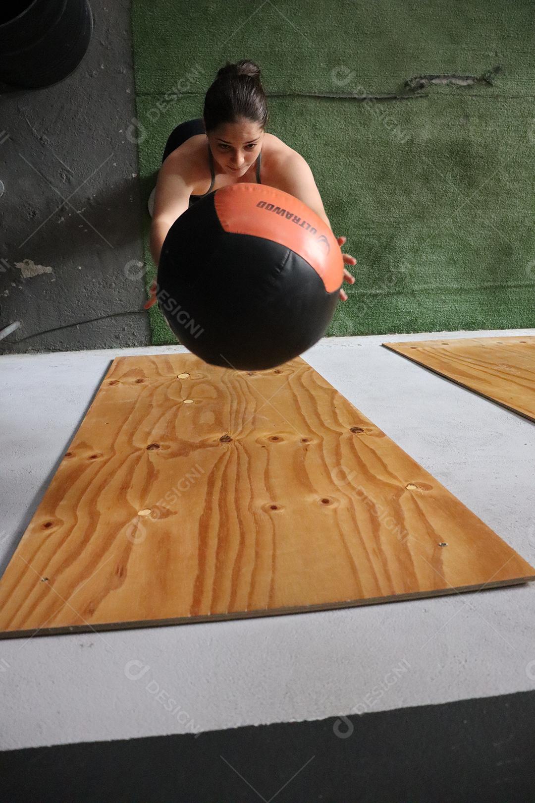 Pessoa praticando esporte jogando bola basquete